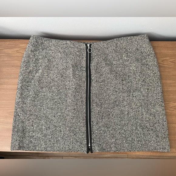 Old Navy Dresses & Skirts - VTG- Old Navy Gray Mini Skirt with Full Front Zipper